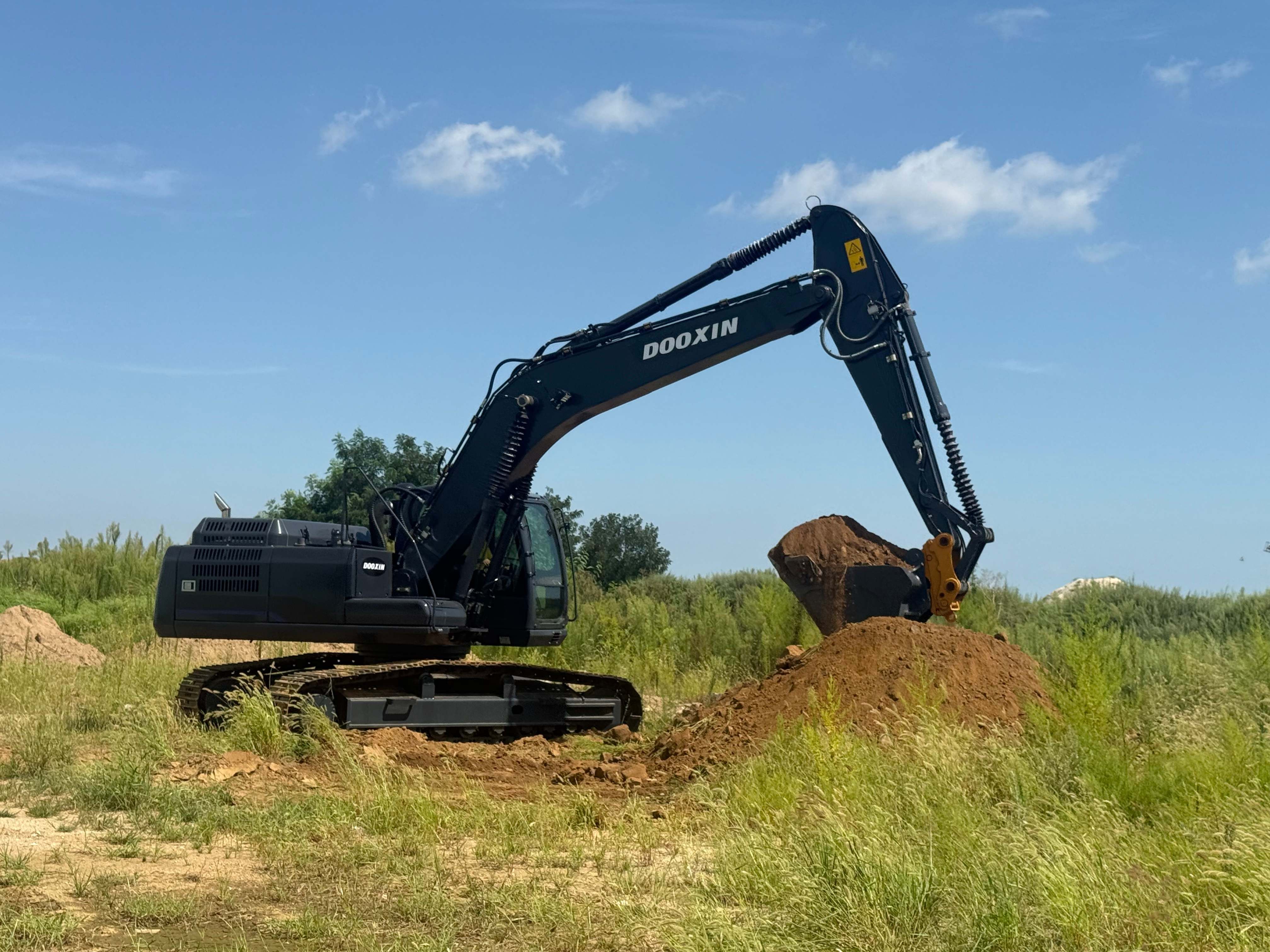 Excavatrice dans les tests d'opération