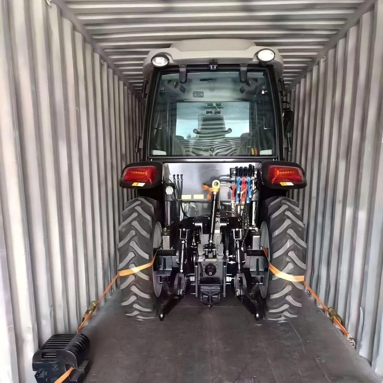 Le tracteur de 50 CV personnalisé pour le client panaméen a été livré.