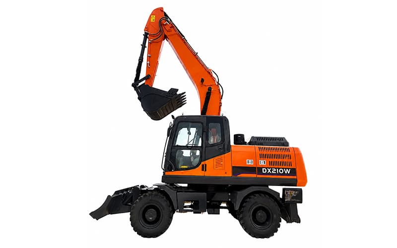 Un « transformateur » pour le génie municipal ! La pelle sur pneus EW210-D de 20,1 tonnes : prête pour la route et pour le travail – aucun retard lors des déplacements entre les sites